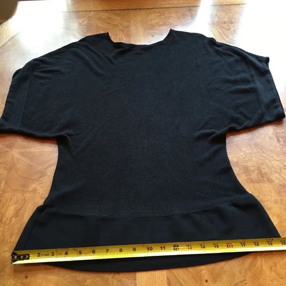 PERFECT 70% Silk Fitting Light Knit Hourglass Top!